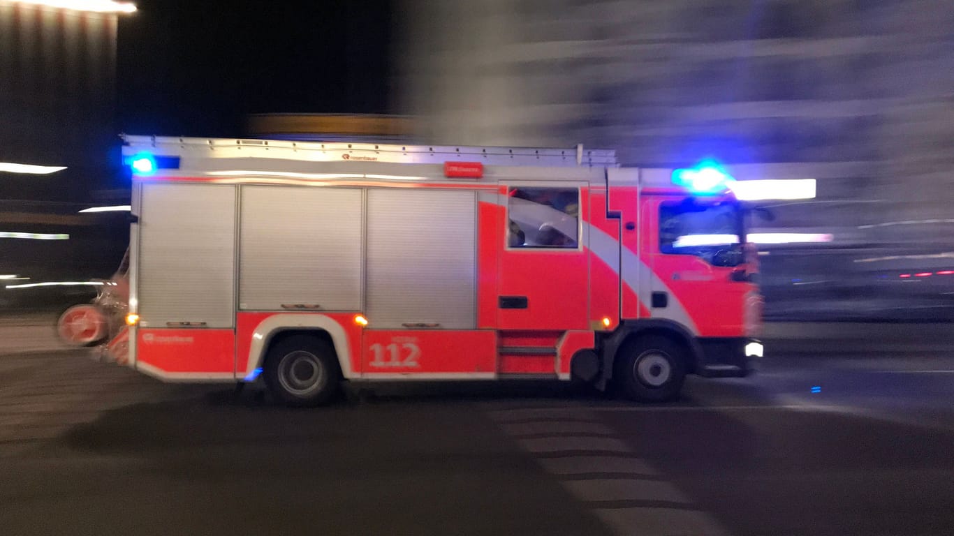 Löschfahrzeug der Feuerwehr (Symbolbild): In der Nacht werden Feuerwehr und Polizei wegen eines Brands vor einem Wahlkreisbüro in Charlottenburg gerufen.