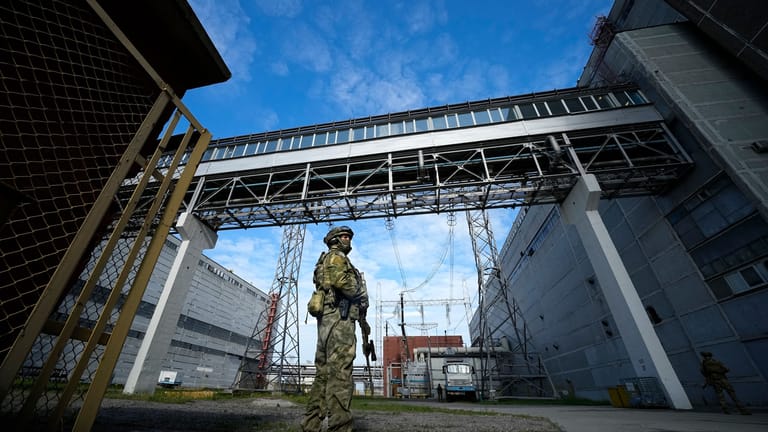 Ein russischer Soldat bewacht einen Bereich des Kernkraftwerks Saporischschja in einem Gebiet unter russischer Militärkontrolle: Sorge um Europas größtes Atomkraftwerk in der Ukraine.