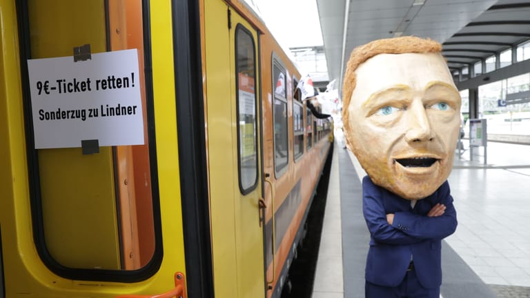 Deutliches Signal: Mit einer Zug-Demo für eine Nachfolge zum 9-Euro-Ticket formulierten Bahnreisende einen Appell an die Politik.