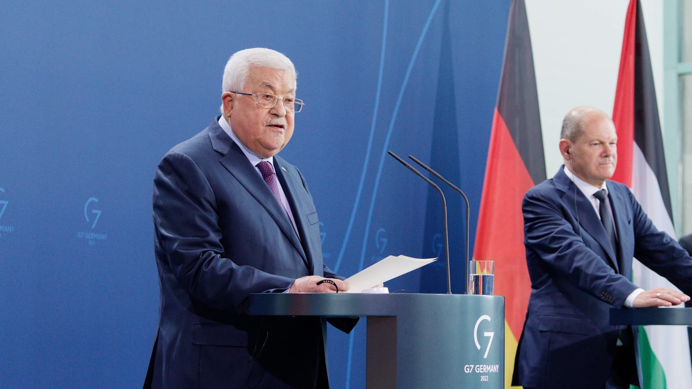 Palästinenserpräsident Mahmud Abbas spricht neben Kanzler Scholz: Jetzt soll ein Strafverfahren gegen ihn geprüft werden.