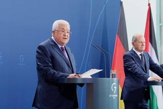 Palästinenserpräsident Mahmud Abbas spricht neben Kanzler Scholz: Jetzt soll ein Strafverfahren gegen ihn geprüft werden.