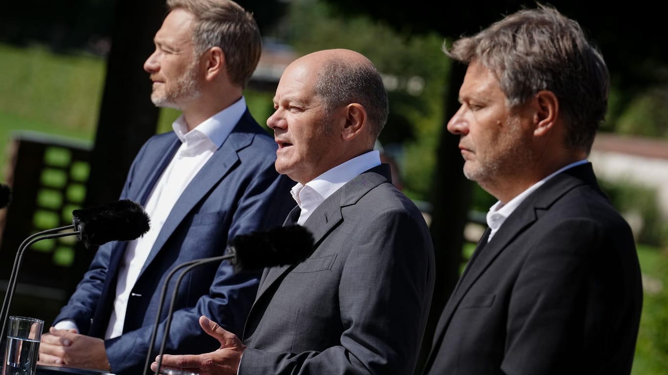 Olaf Scholz (m), Robert Habeck (r) und Christian Lindner (l): Die Ampelpolitiker äußern sich zum Abschluss der Kabinettsklausur vor Schloss Meseberg.