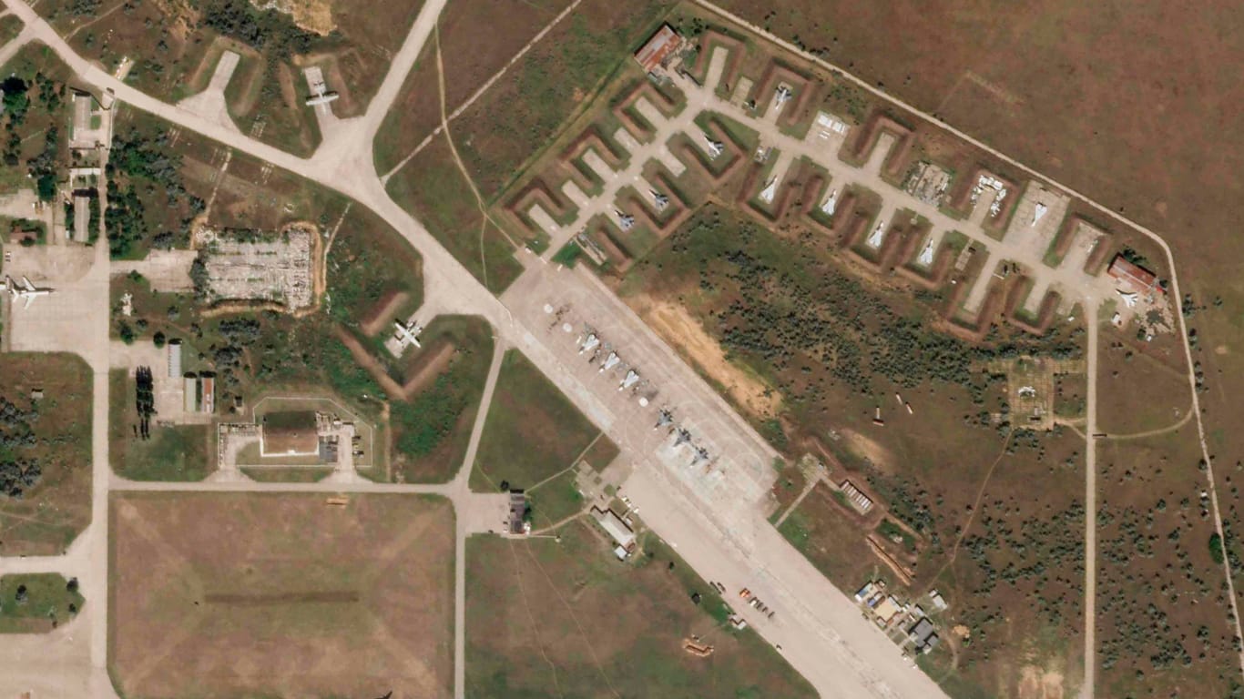 Der Militärstützpunkt vor dem Angriff: Auf den Aufnahmen sind die Flugzeuge noch intakt.