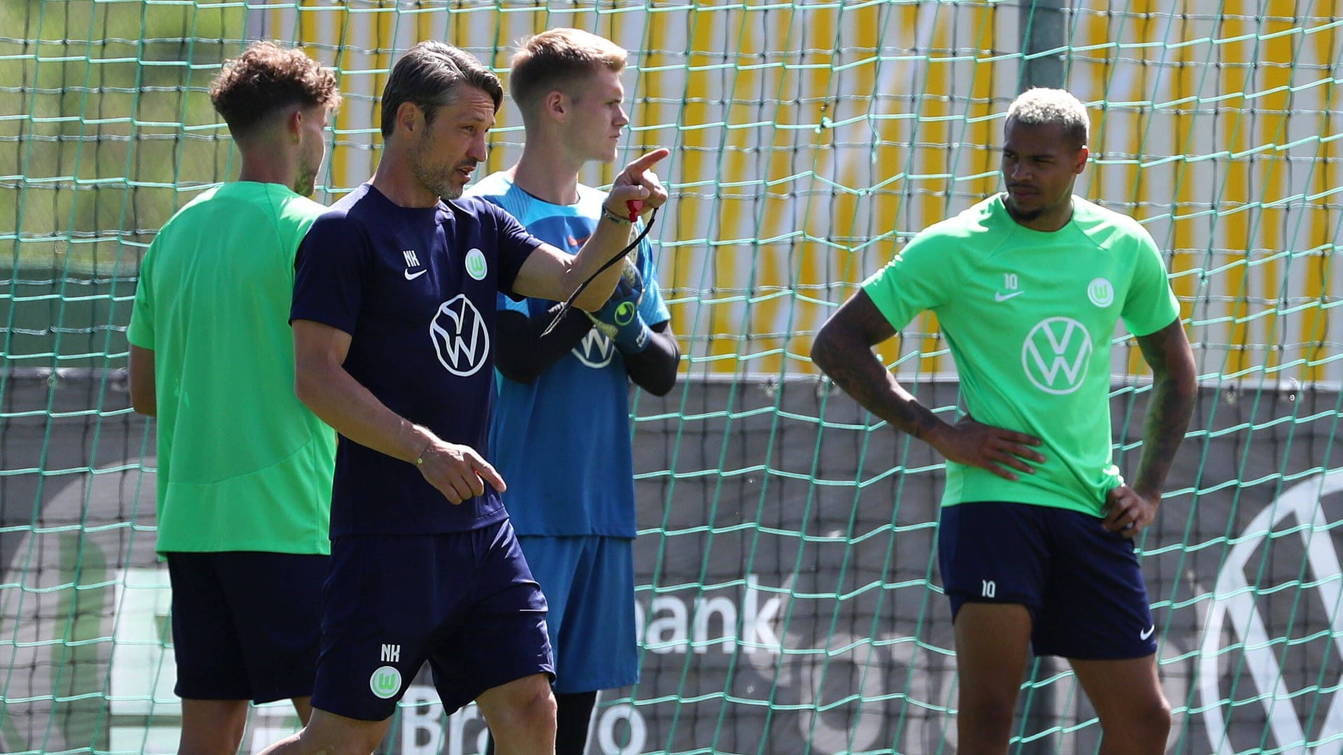 Wenn Niko Kovac (2.v.l.) spricht, hört Lukas Nmecha (r.) zu.