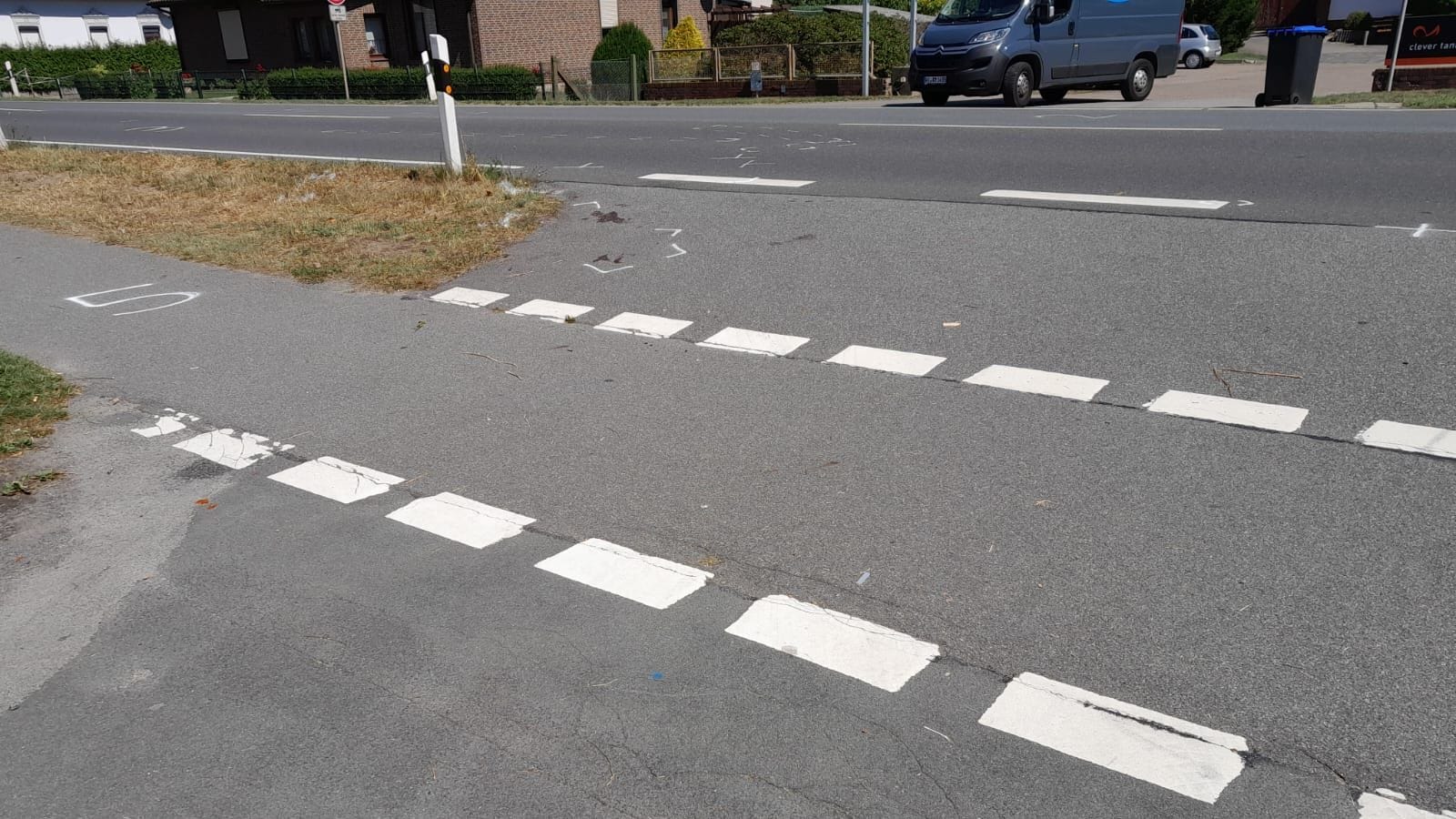 Die Unfallstelle: An dieser Kreuzung in Weyhe verunglückte die junge Frau am Mittwochabend tödlich. Die Unfallstelle: An dieser Kreuzung in Weyhe verunglückte die junge Frau am Mittwochabend tödlich.