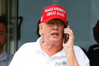 Ex-Präsident Trump beim Golfen Ende Juli: Die Schlinge der Ermittler zieht sich langsam zu.