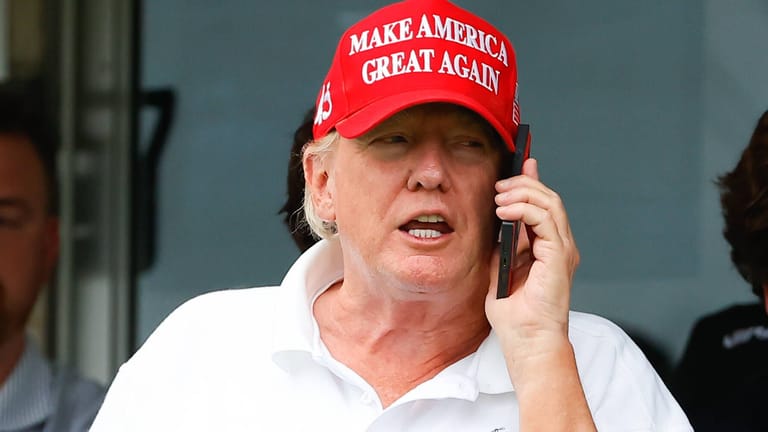 Ex-Präsident Trump beim Golfen Ende Juli: Die Schlinge der Ermittler zieht sich langsam zu.
