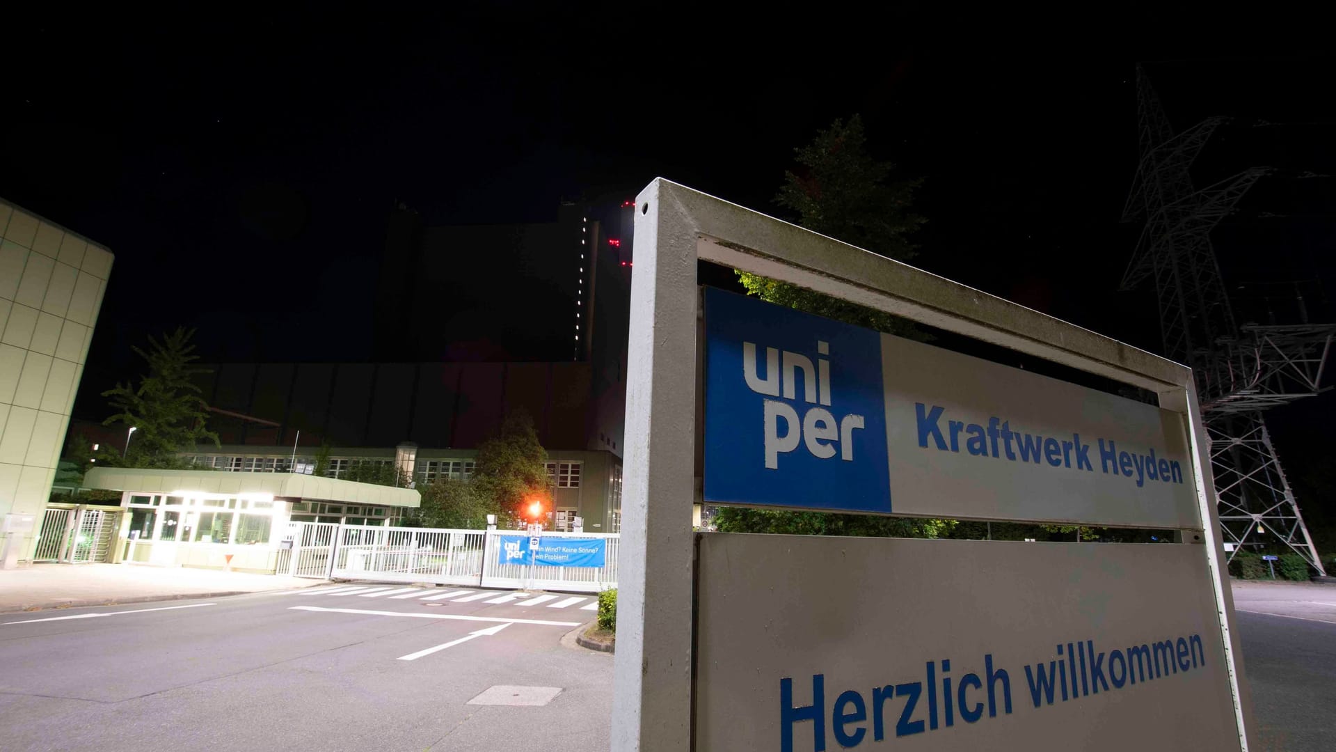 Eingangstor des Steinkohlekraftwerks Heyden bei Petershagen, das von Uniper betrieben wird (Archivbild): Das Unternehmen muss weitere staatliche Hilfen beantragen. Eingangstor des Steinkohlekraftwerks Heyden bei Petershagen, das von Uniper betrieben wird (Archivbild): Das Unternehmen muss weitere staatliche Hilfen beantragen.