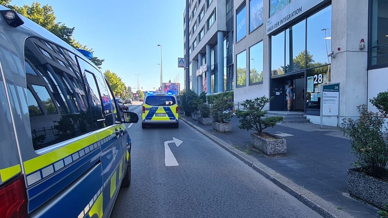 Einsatzkräfte vor dem Wuppertal "Haus der Integration": Nach einem Messerangriff sollte das Haus auch am Freitag geschlossen bleiben.