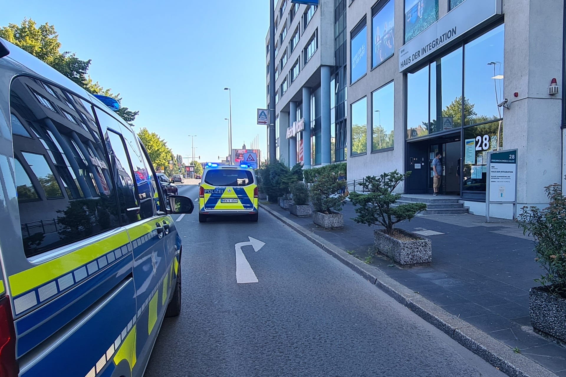Einsatzkräfte vor dem Wuppertal "Haus der Integration": Nach einem Messerangriff sollte das Haus auch am Freitag geschlossen bleiben.