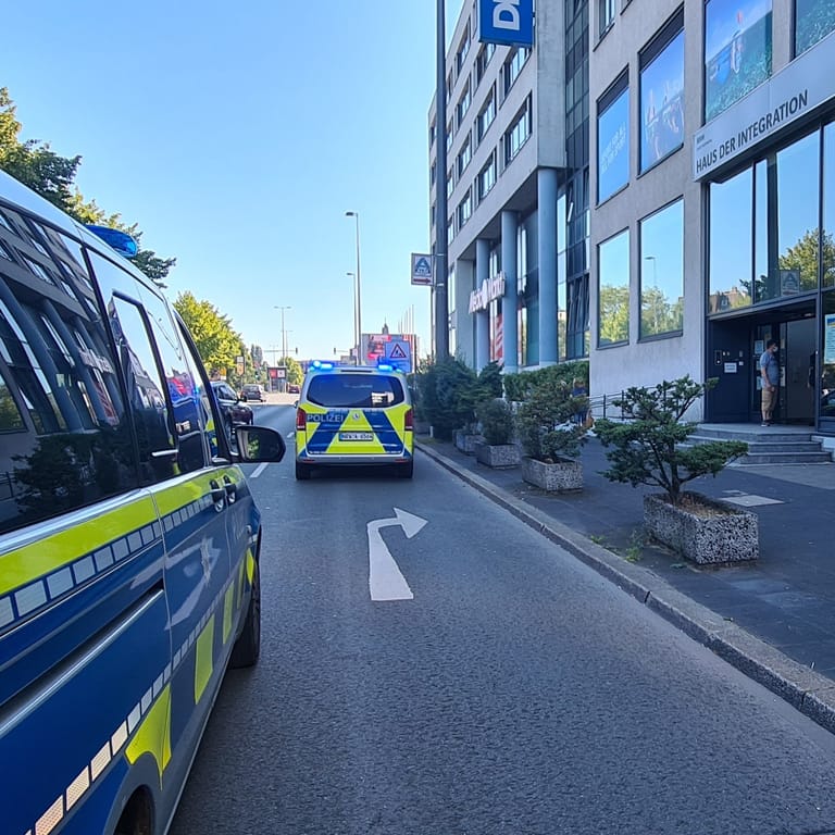 Einsatzkräfte vor dem Wuppertal "Haus der Integration": Nach einem Messerangriff sollte das Haus auch am Freitag geschlossen bleiben.