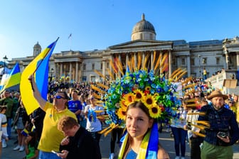 Pro-ukrainische Demonstranten in London: In Großbritannien wird befürchtet, dass viele Ukraine bald obdachlos sein könnten.