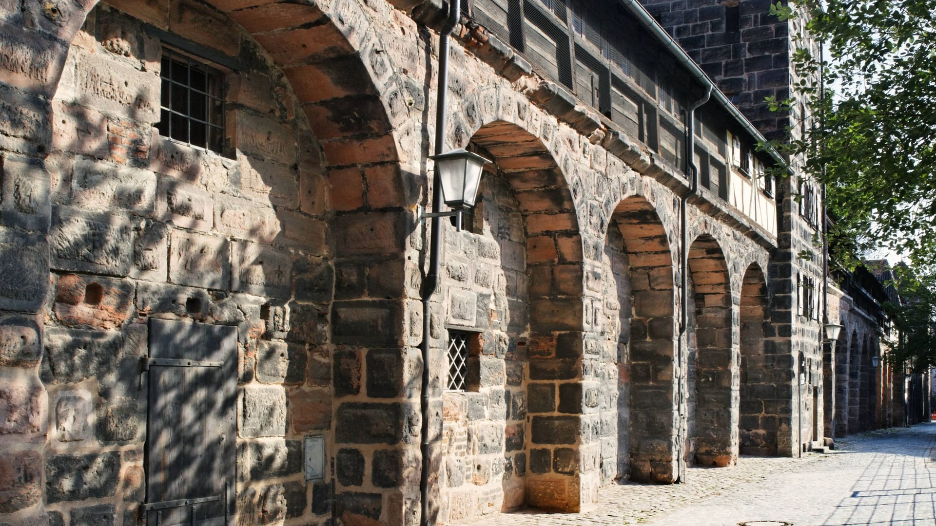 Spittlertormauer in Nürnberg bei Tag (Symbolbild): Hier ist eine Frau in der Nacht von einem Unbekannten belästigt worden. Spittlertormauer in Nürnberg bei Tag (Symbolbild): Hier ist eine Frau in der Nacht von einem Unbekannten belästigt worden.