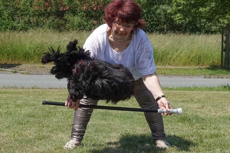 Jutta Gaßmann mit ihrem Hund Gil beim Training.