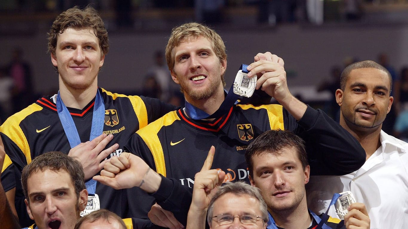 Patrick Femerling, Dirk Nowitzki und Ademola Okulaja (v. l. n. r.): Das Team holte 2005 EM-Silber.