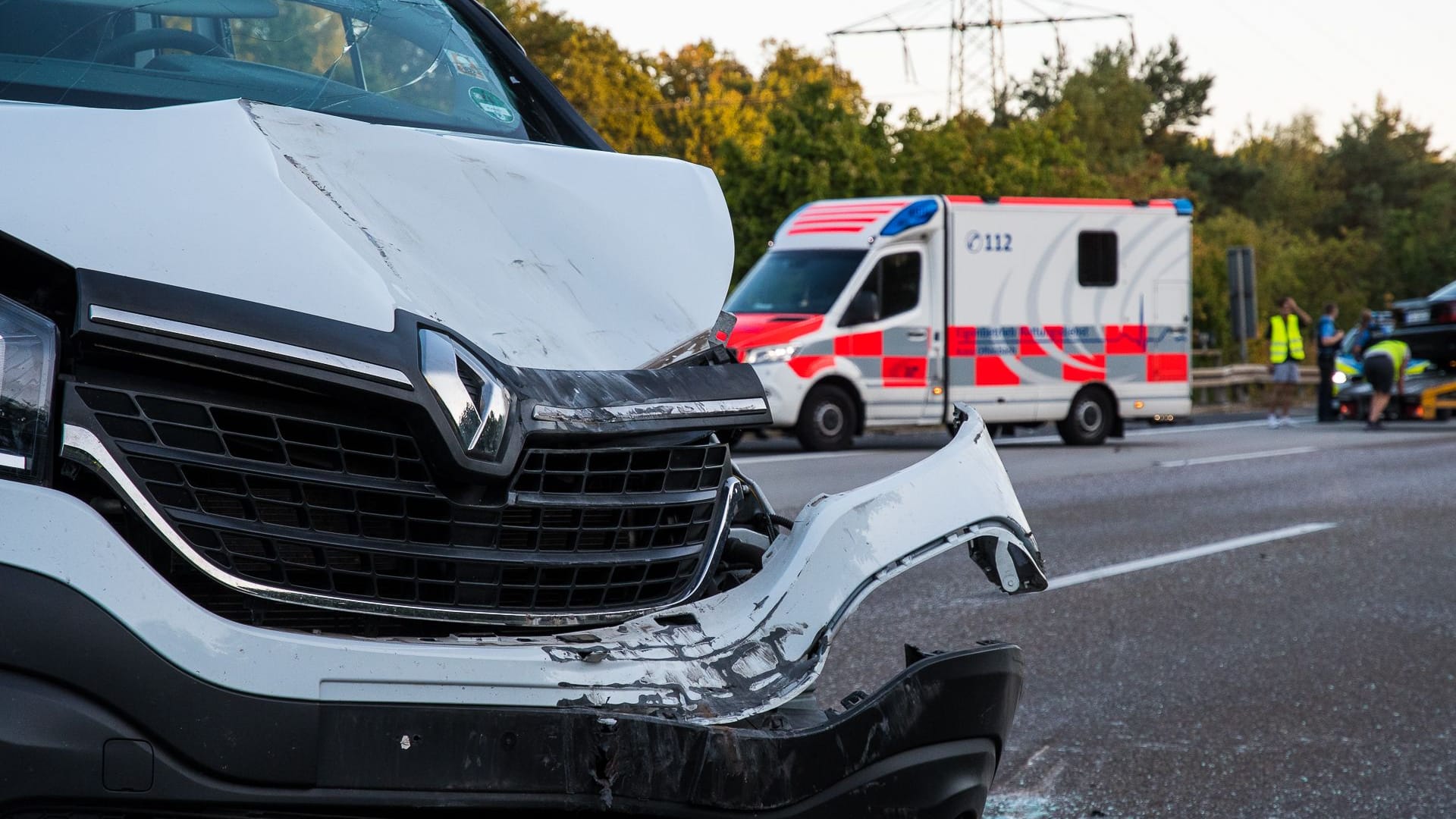Bei dem Unfall entstand ein geschätzter Schaden von 50.000 Euro. Bei dem Unfall entstand ein geschätzter Schaden von 50.000 Euro.