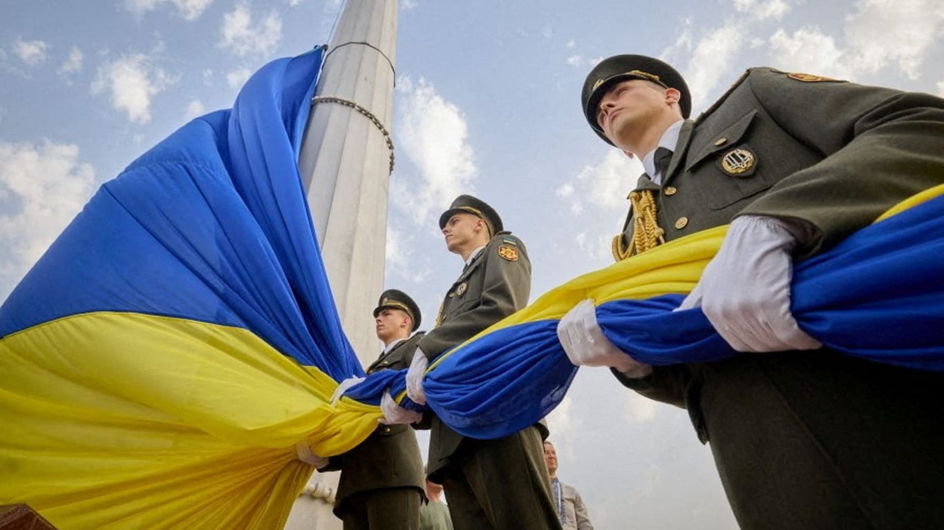 Mitglieder der Ehrengarde hissen am Dienstag die größte Nationalflagge der Ukraine: Vor dem Unabhängigkeitstag begeht die Ukraine den Tag der Staatsflagge.