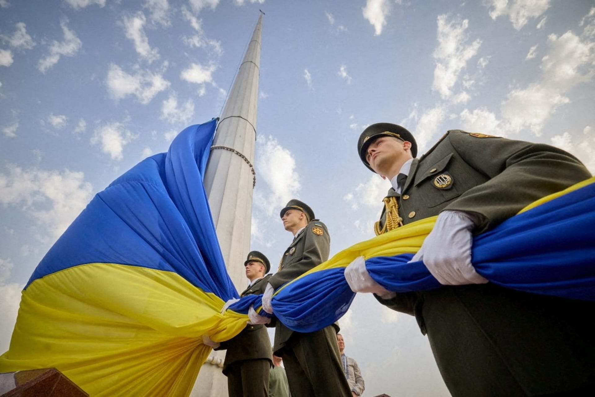 Mitglieder der Ehrengarde hissen am Dienstag die größte Nationalflagge der Ukraine: Vor dem Unabhängigkeitstag begeht die Ukraine den Tag der Staatsflagge.