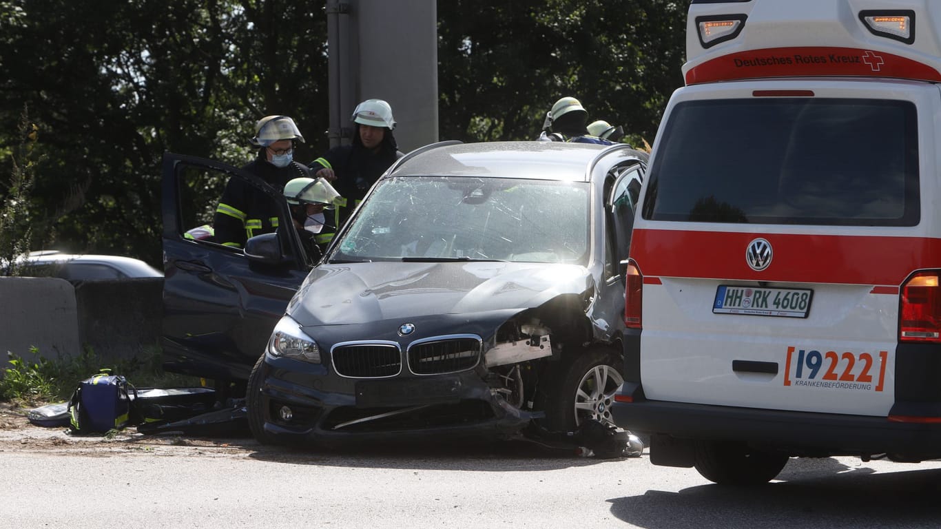Unfallstelle auf der A1 bei Hamburg: Nach ersten Angaben wurden vier Personen verletzt.