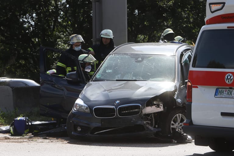 Unfallstelle auf der A1 bei Hamburg: Nach ersten Angaben wurden vier Personen verletzt.