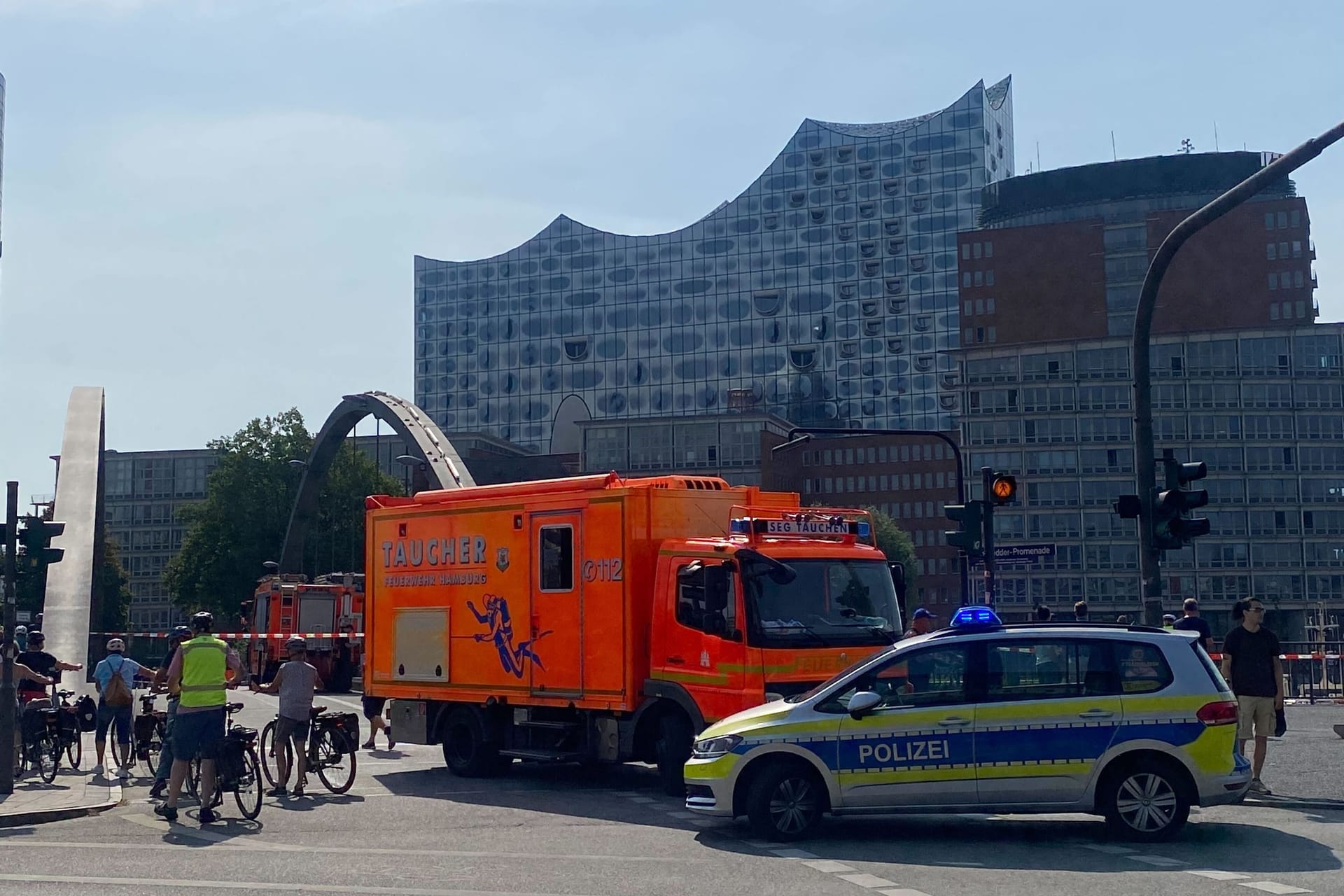 Einsatzkräfte eines Sonderteams der Feuerwehr suchen nach der Person.