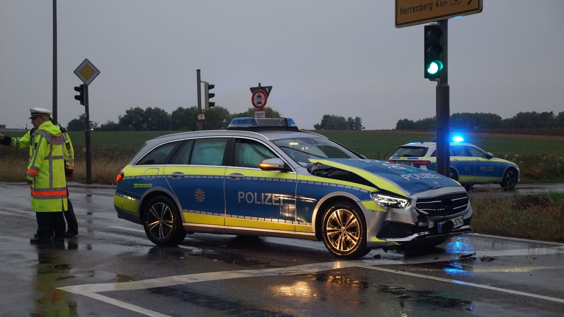 Stark beschädigt steht ein Streifenwagen mitten auf der Straße: Im Kreuzungsbereich kam es zum Zusammenstoß mit einem Opel. Stark beschädigt steht ein Streifenwagen mitten auf der Straße: Im Kreuzungsbereich kam es zum Zusammenstoß mit einem Opel.