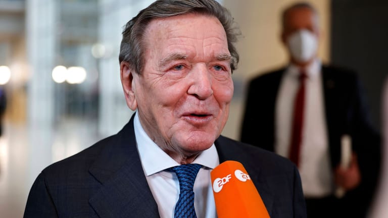 Gerhard Schröder am Rande einer Bundestagssitzung (Archivbild): Der Altkanzler will gegen die Entscheidung klagen, ihm die Finanzmittel für sein Büro zu streichen.