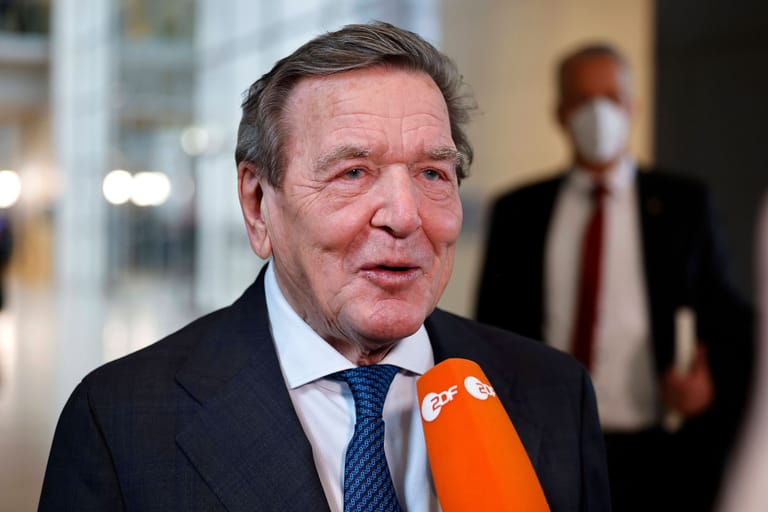 Gerhard Schröder am Rande einer Bundestagssitzung (Archivbild): Der Altkanzler will gegen die Entscheidung klagen, ihm die Finanzmittel für sein Büro zu streichen.