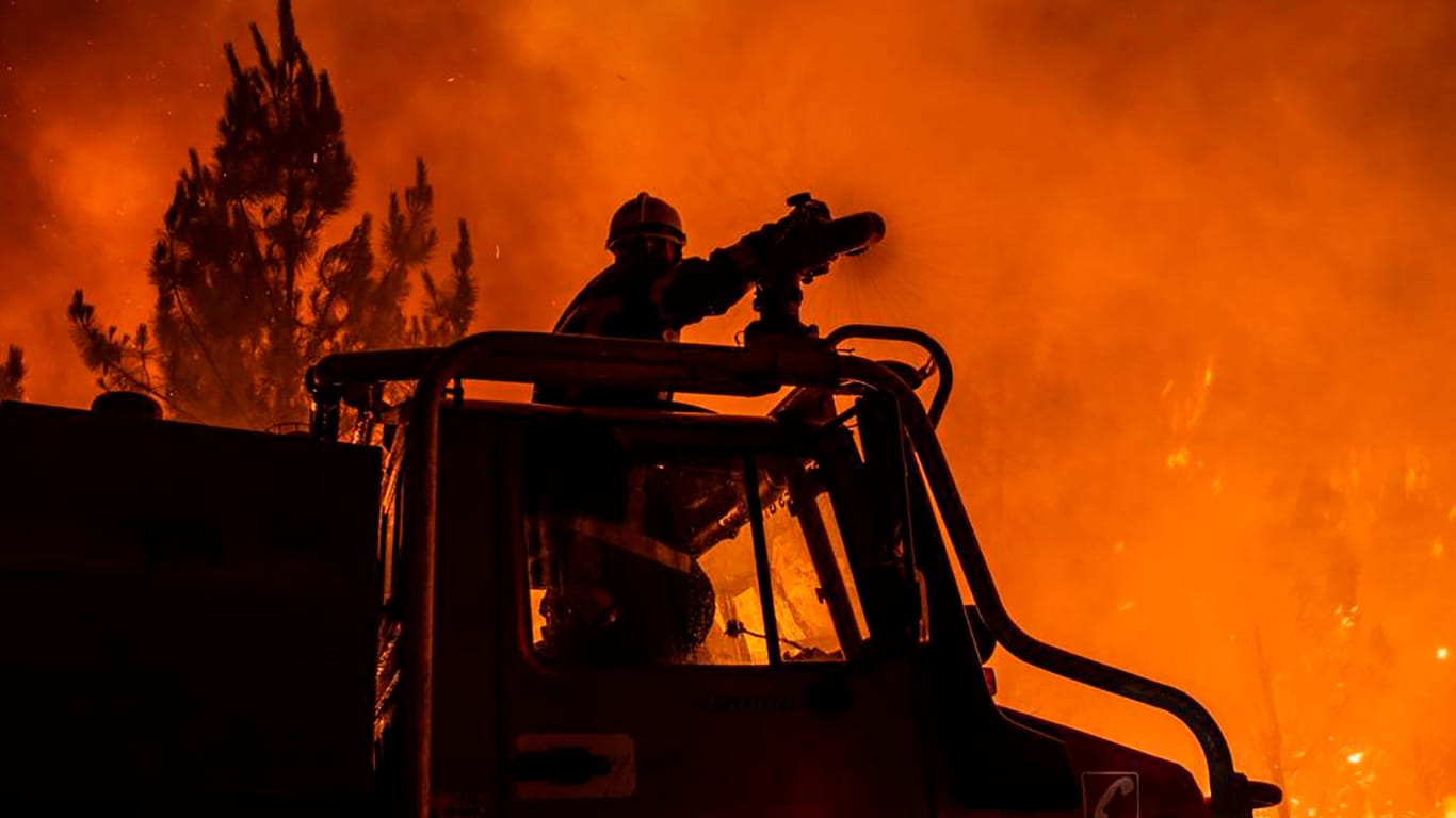 Feuerwehrmann in der französischen Region Gironde: In dem Weinbaugebiet toben schwere Waldbrände.
