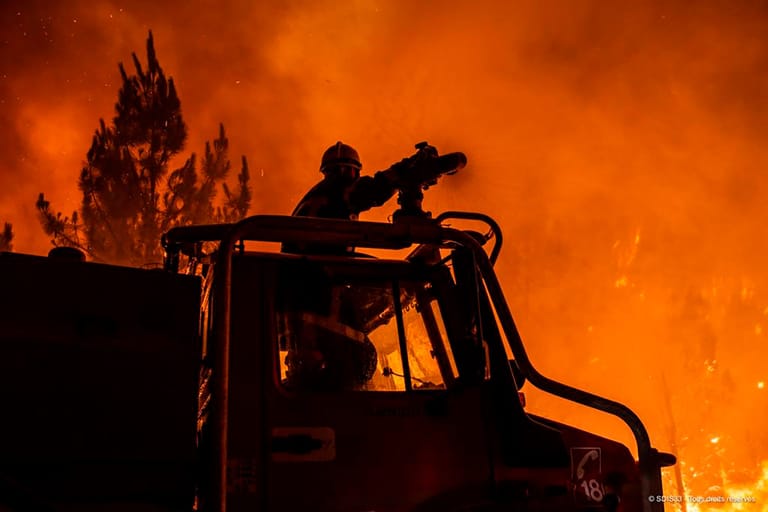 Feuerwehrmann in der französischen Region Gironde: In dem Weinbaugebiet toben schwere Waldbrände.