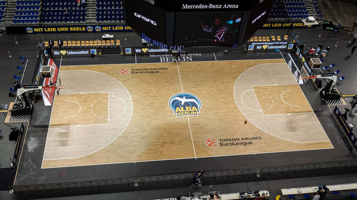 Spielfeld in der Mercedes-Benz Arena in Berlin: In der Halle, in der sonst Alba Berlin seine Heimspiele austrägt, finden auch Partien der Basketball-EM statt.