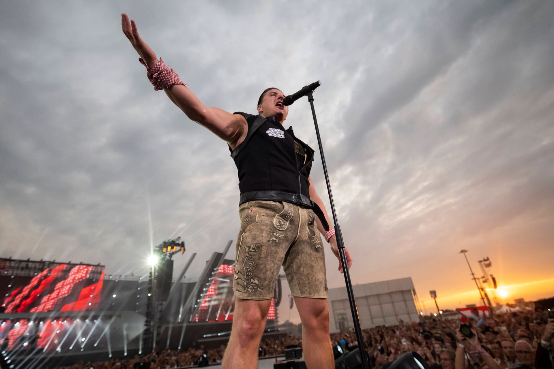 Andreas Gabalier bei seinem Mega-Konzert in München (Archivbild): 90.000 Zuschauer kamen an die Messe – und mindestens genauso viele Kritiker hat der selbsternannte "Volks-Rock'n'Roller".