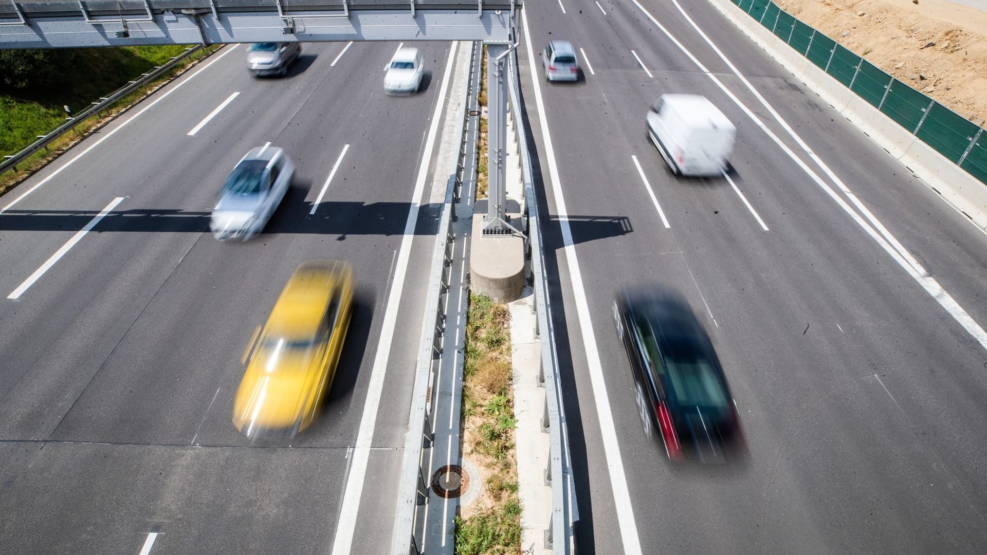 Autos fahren über die Autobahn 8 nahe dem Stuttgarter Flughafen: Vor allem auf der A8 hat es sich am ersten Ferienwochenende gestaut.