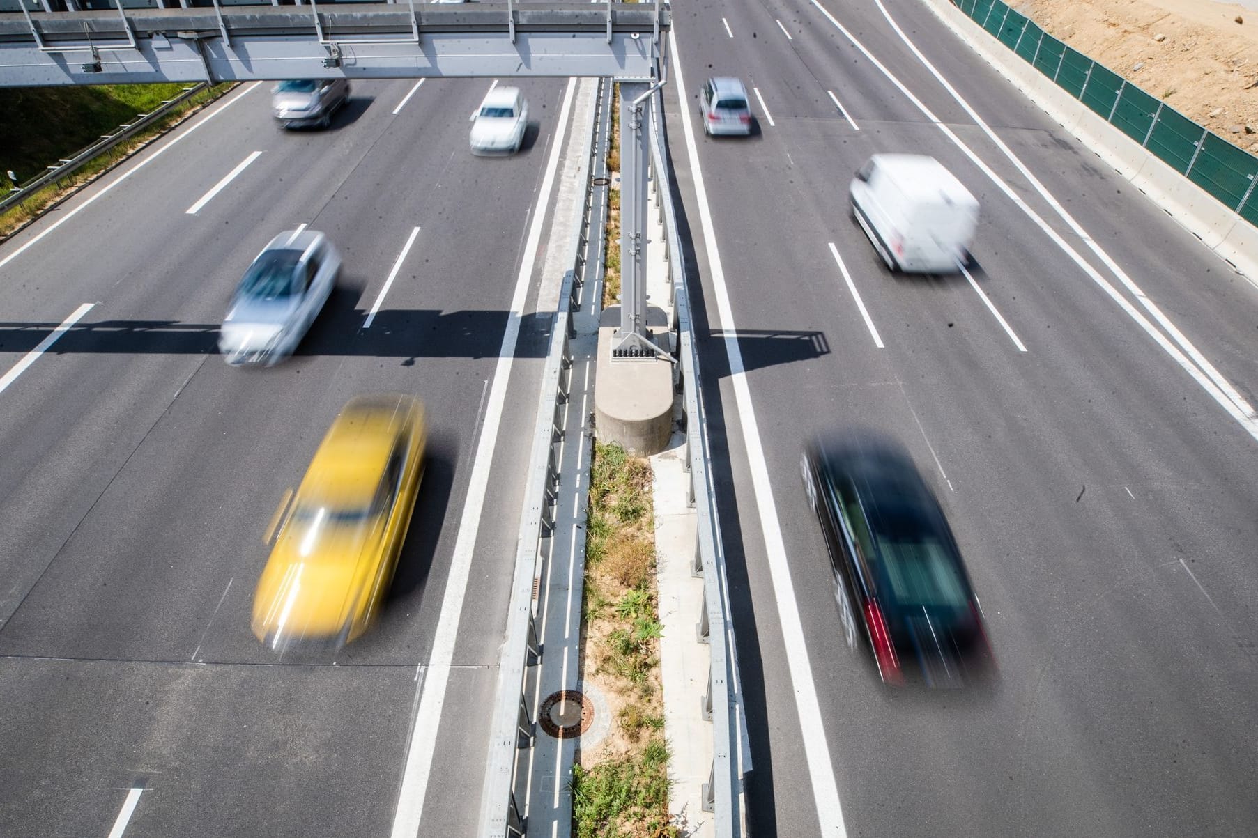 Autos fahren über die Autobahn 8 nahe dem Stuttgarter Flughafen: Vor allem auf der A8 hat es sich am ersten Ferienwochenende gestaut.