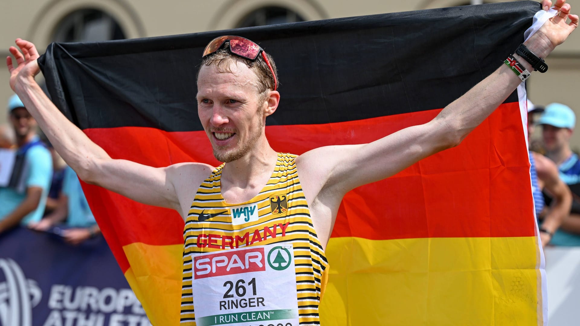 Richard Ringer am Ziel: Bei der Leichtathletik-EM gewann der Marathonläufer sensationell Gold für Deutschland.