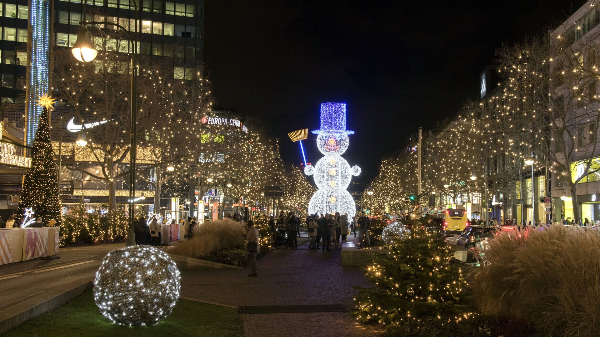 Weihnachtsbeleuchtung in der Tauentzienstrasse (Archiv): In diesem Jahr könnte sie geringer ausfallen.