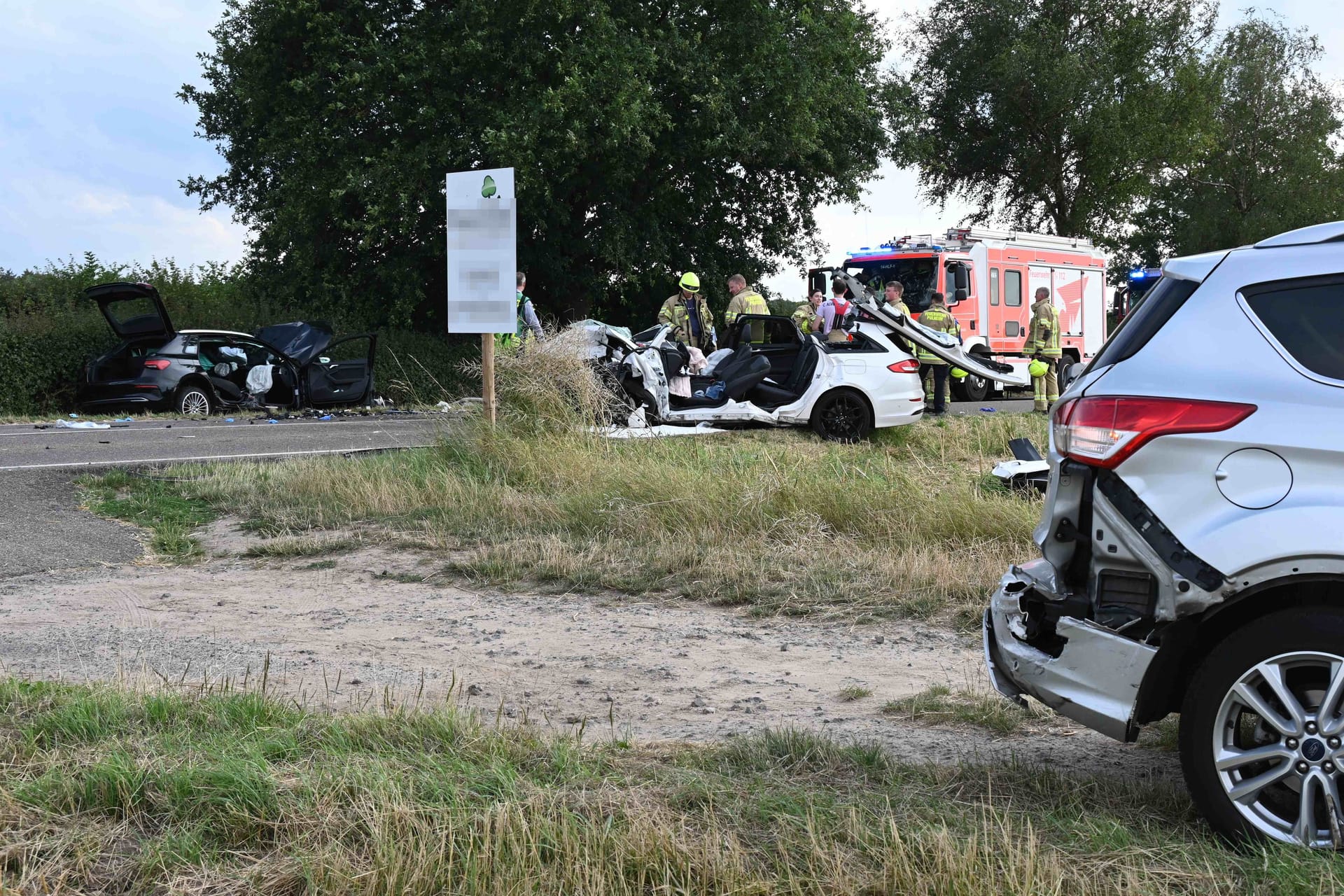 Schwerer Verkehrsunfall in Pulheim: Bei dem Unfall wurden fünf Menschen verletzt.