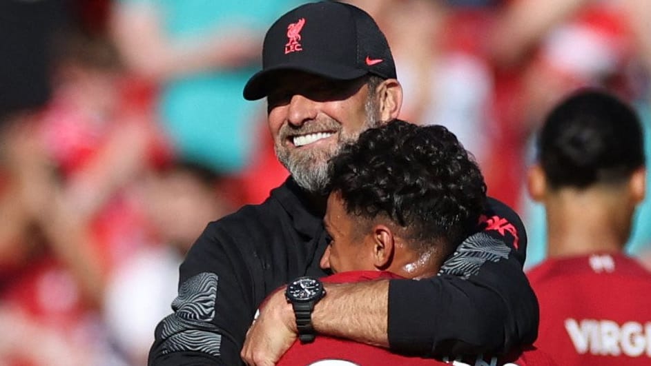 Überglücklich: Jürgen Klopp und Roberto Firmino feiern den Kantersieg des FC Liverpool.