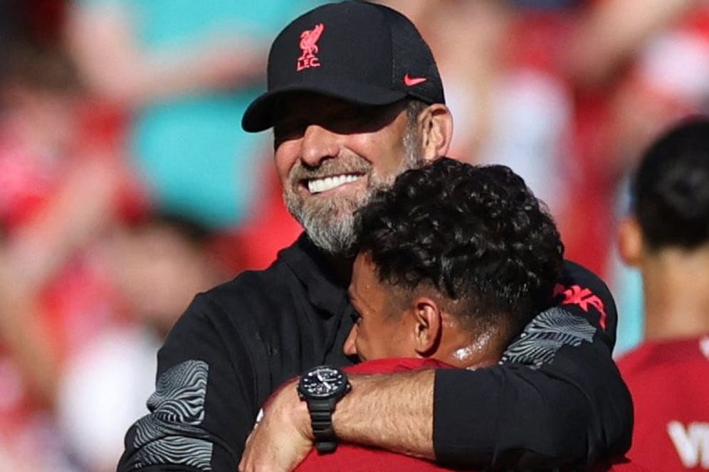Überglücklich: Jürgen Klopp und Roberto Firmino feiern den Kantersieg des FC Liverpool.