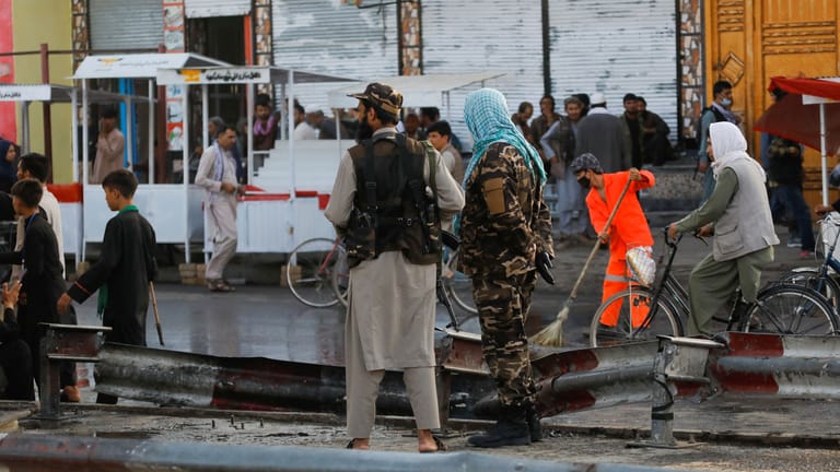 Taliban-Kämpfer an einem Checkpoint in Kabul: Ursprünglich sollten 7.700 bedrohten Afghanen die Ausreise ermöglicht werden.