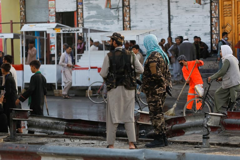 Taliban-Kämpfer an einem Checkpoint in Kabul: Ursprünglich sollten 7.700 bedrohten Afghanen die Ausreise ermöglicht werden.