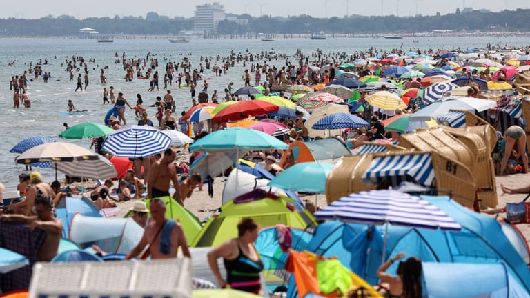 Scharbeutz an der Ostsee: In der kommenden Woche können sich die Menschen an den Ständen in Deutschland wieder über hochsommerliche Temperaturen freuen.