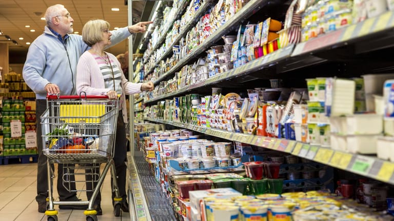 Ein Paar beim Einkauf im Supermarkt (Symbolbild): Die Verbraucher müssen für Lebensmittel immer tiefer in die Tasche greifen.