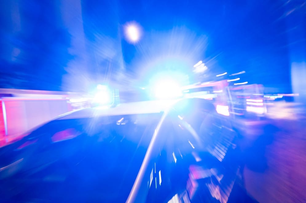 Ein Streifenwagen der Polizei (Symbolbild): An der Eingangstür des Kindergartens wurden Spuren eines Brandsatzes gefunden.