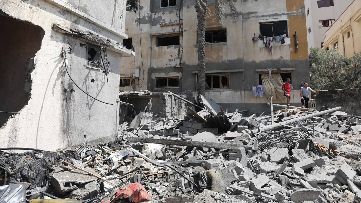 Im Gazastreifen inspizieren Zivilisten die Überreste eines zerstörten Gebäudes: Der Islamische Dschihad spricht von einem "Krieg gegen unser Volk".