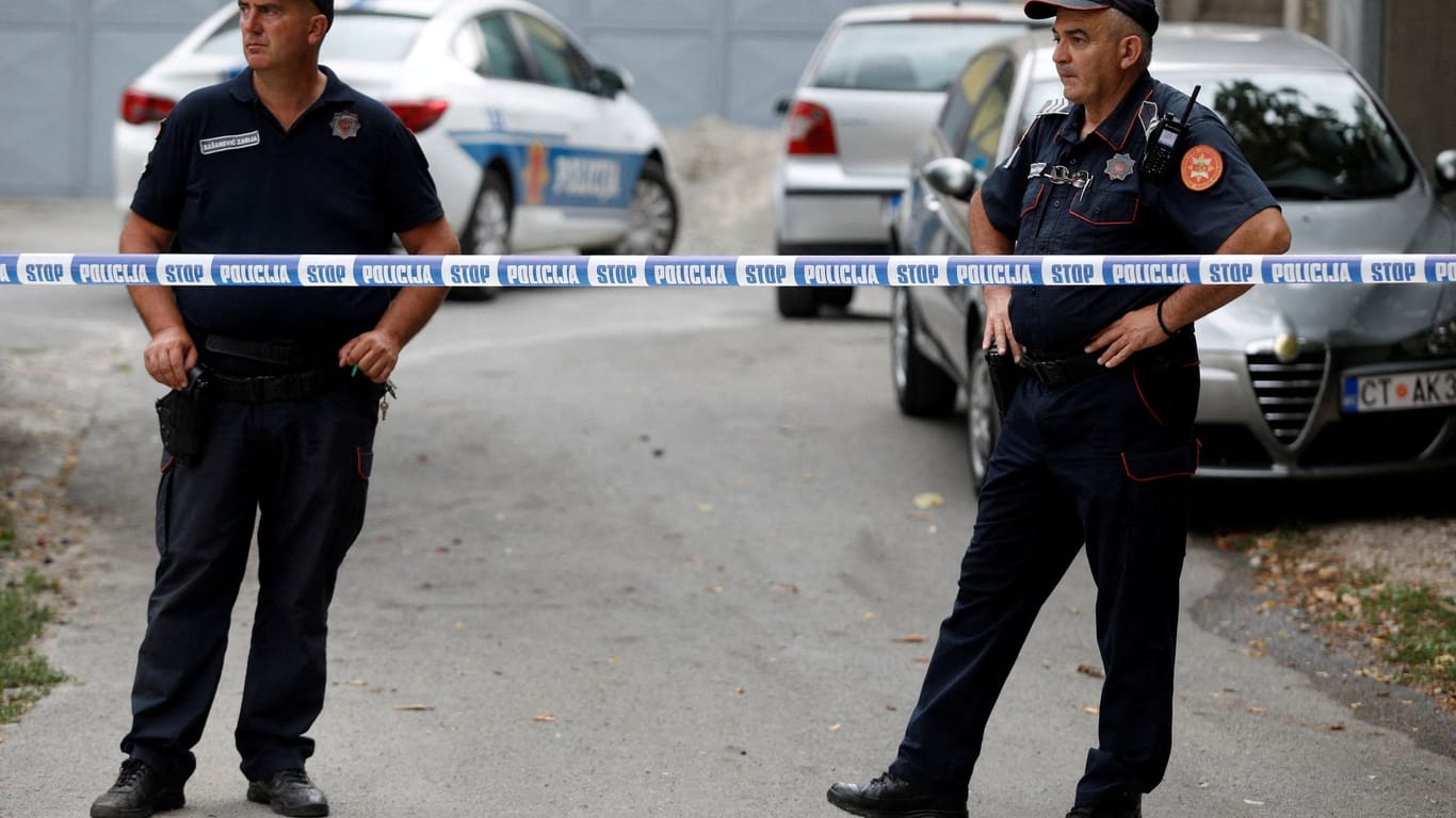 Polizisten stehen an einer Absperrung in der Nähe des Tatortes in Montenegro: Ein Mann hat bei einem Amoklauf zehn Menschen erschossen.