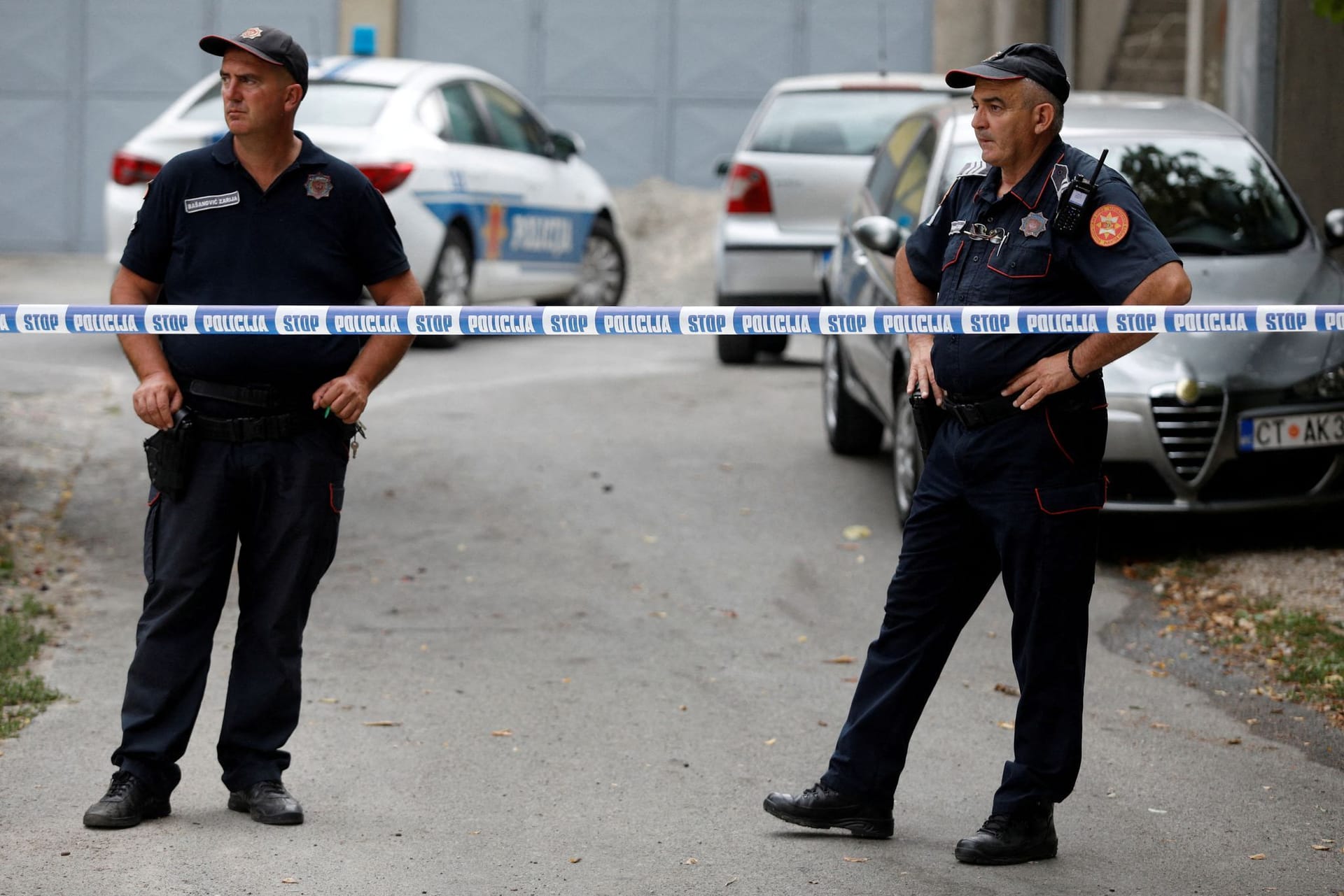 Polizisten stehen an einer Absperrung in der Nähe des Tatortes in Montenegro: Ein Mann hat bei einem Amoklauf zehn Menschen erschossen.