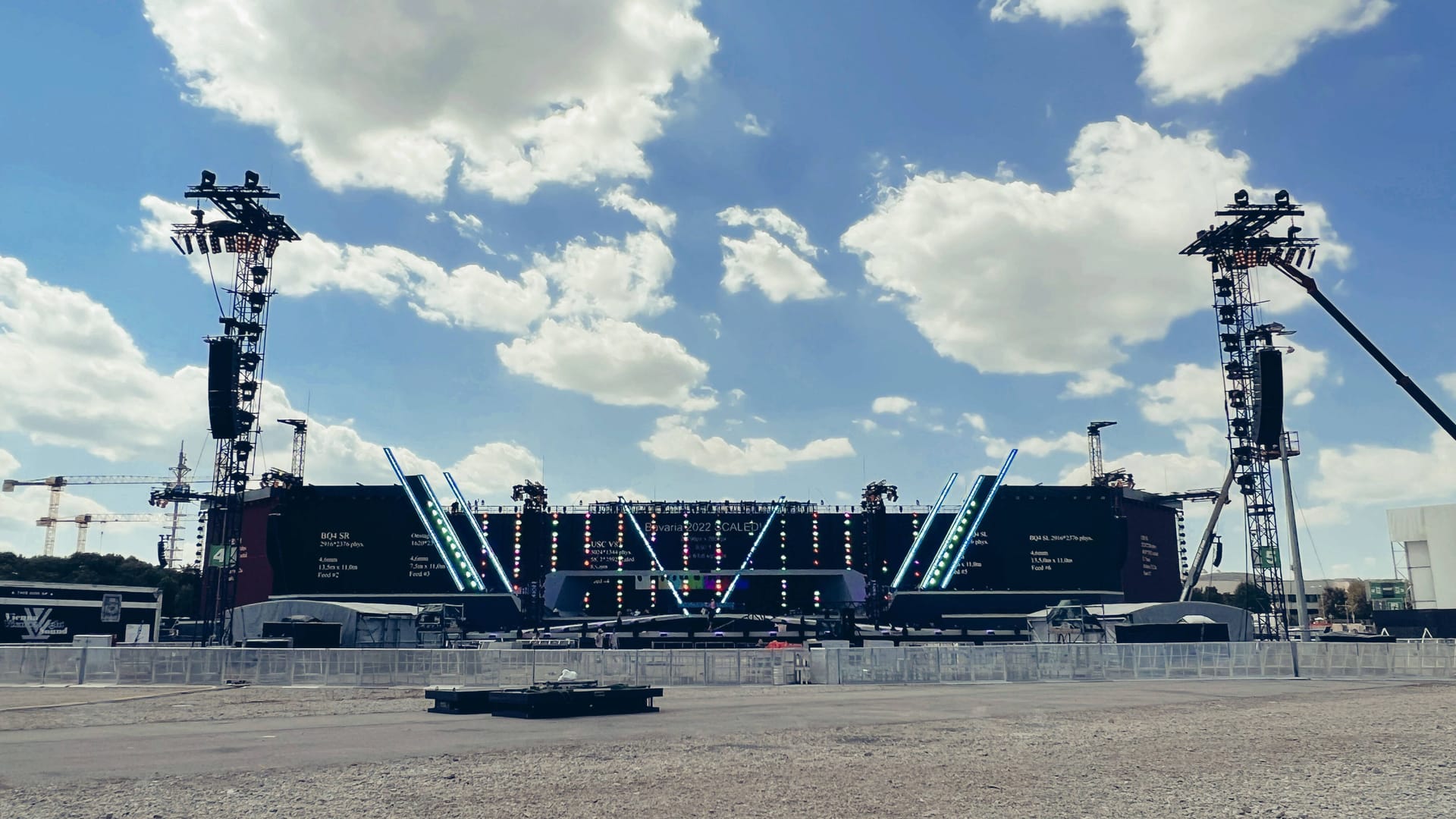Bühnen-Aufbau in München: Hier soll Helene Fischer am Samstag auftreten. Bühnen-Aufbau in München: Hier soll Helene Fischer am Samstag auftreten.