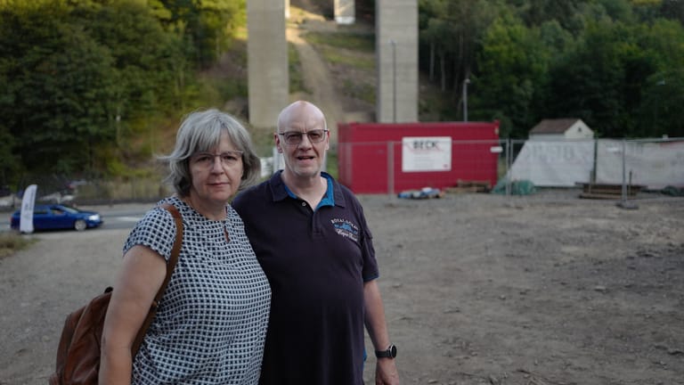 Antje und Rolf Pieper unter der Rahmede Brücke in Lüdenscheid: "Wir sind dünnhäutig geworden."