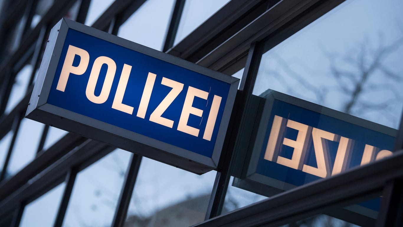 Ein Hinweisschild einer Polizeiwache (Symbolfoto): Die Bremer Beamten suchen Zeugen einer versuchten Raubtat.